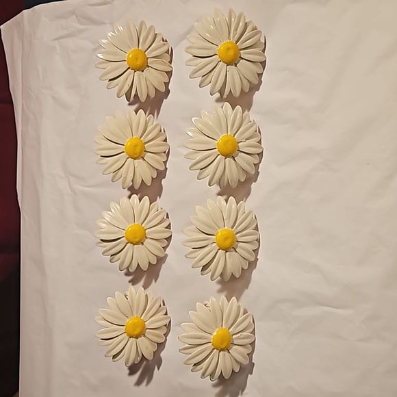 Other - 8 RARE Daisy painted all metal Napkin rings